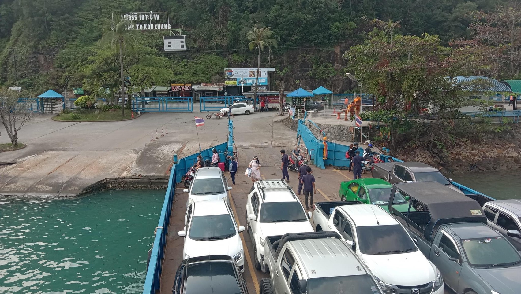  ตร.เกาะช้าง เร่งระบายรถรอลงเรือเฟอร์รี่ หลังช่วงหยุด 3 วัน นทท.ขึ้นเกาะกว่า 2 หมื่นคน