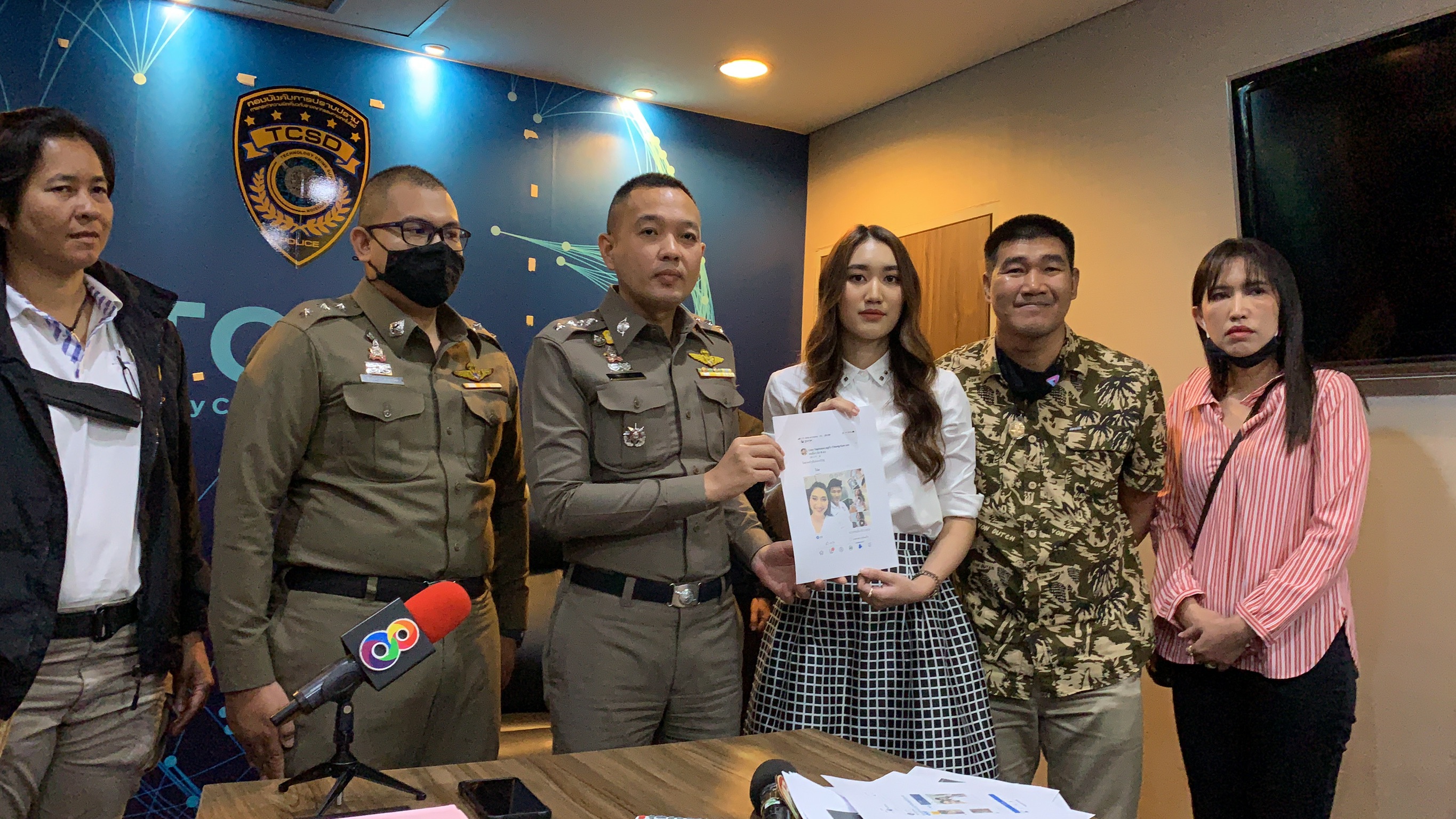 "น้องเบส" ลูกสาวสมรักษ์ คำสิงห์ โร่แจ้งความ 34 บัญชีที่แชร์รูปว่าเป็นผู้หญิงในคลิปโป๊เปลือยในPornhub