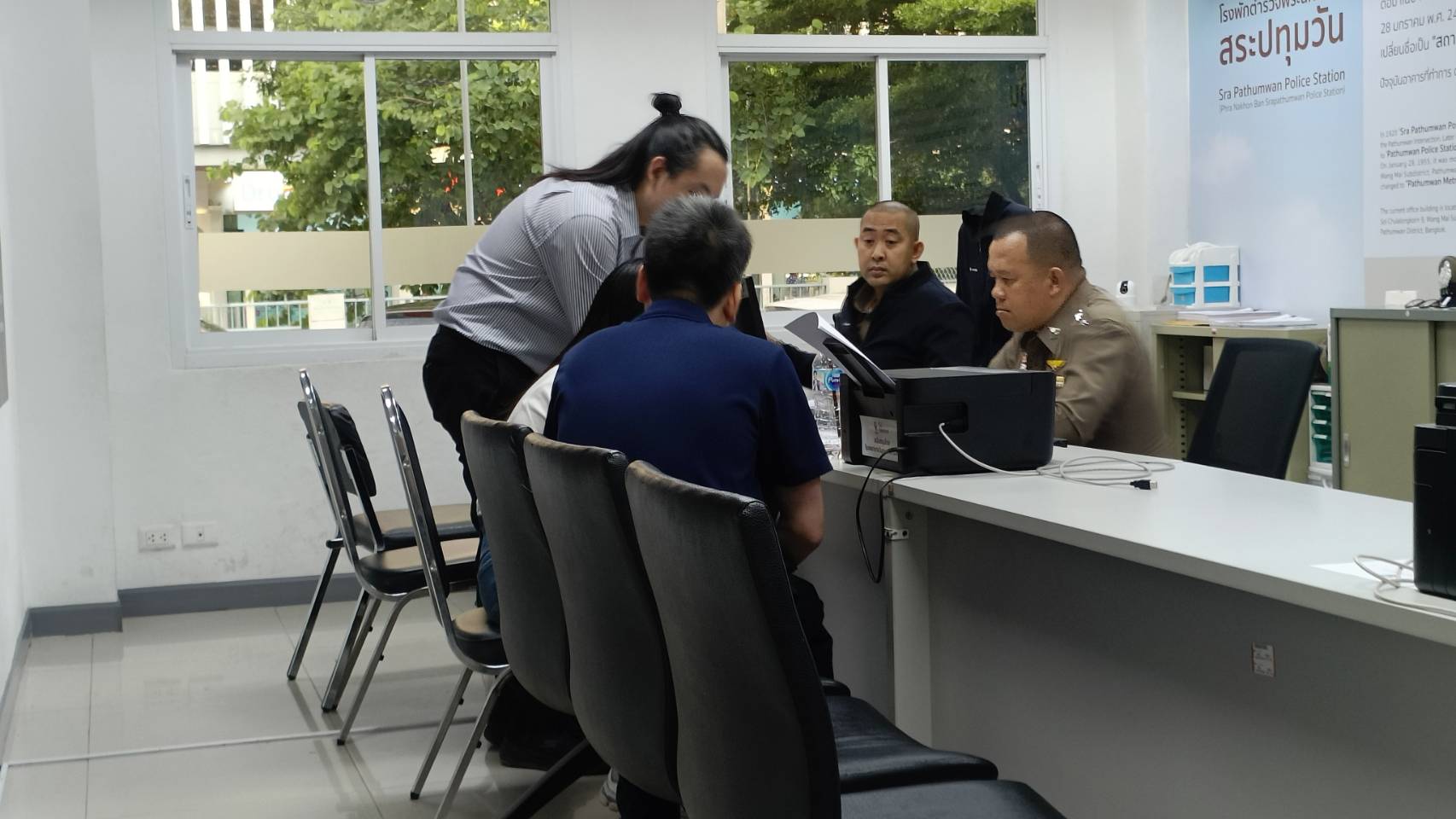 ไรเดอร์ขับหนีตำรวจปทุมวันถูกกระชากรถล้มคนซ้อนบาดเจ็บแจ้งความเตรียมเอาผิด