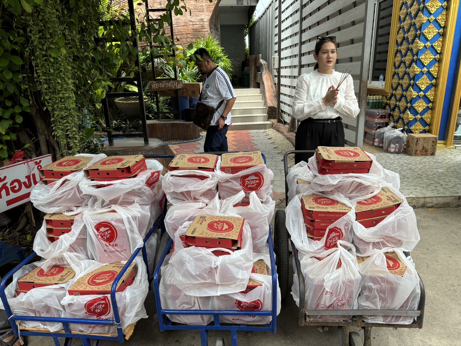 สาวนำพิซซ่า200ถาดแก้บนกุมารทองเจ้าสำเฮงพร้อมส่องเลขอ่างน้ำมนต์