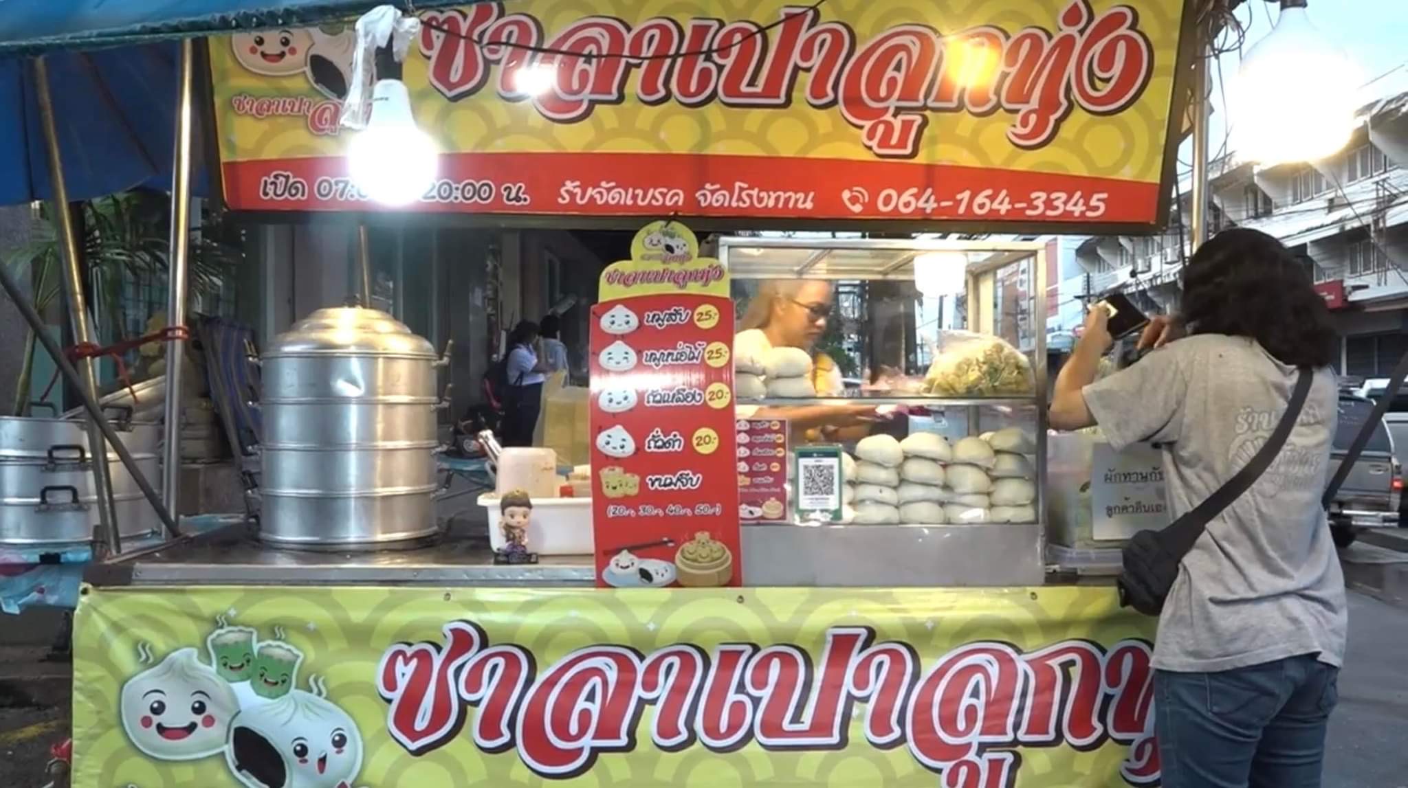 "ซาลาเปาลูกทุ่ง" ครองใจชาวขอนแก่นมากว่า 50 ปี  สูตรเด็ดของแป้งโบราณ ไส้แน่นเต็มคำจนล้นทะลัก