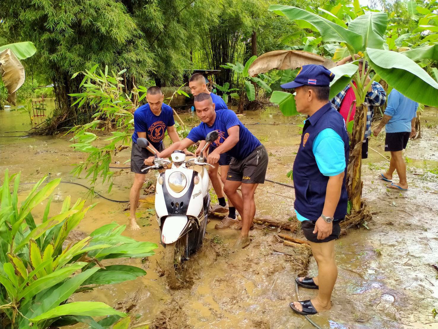  “กองทัพเรือ”จัดกำลังพลช่วยปชช.ประสบภัยน้ำท่วมจันทบุรี