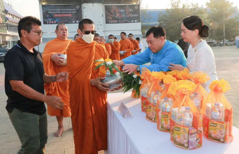 ผู้ว่าฯ อ่างทอง นำพุทธศาสนิกชนตักบาตรรับปีใหม่ 2569 เสริมสิริมงคล เริ่มต้นศักราชใหม่ด้วยศรัทธา