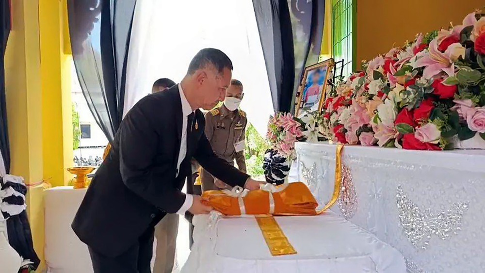 "สมเด็จพระสังฆราช" โปรดประทานผ้าไตร-ดอกไม้จันทน์ แก่ผู้เสียชีวิตจากพายุพัดถล่มอาคารโดม รร.วัดเนินปอ
