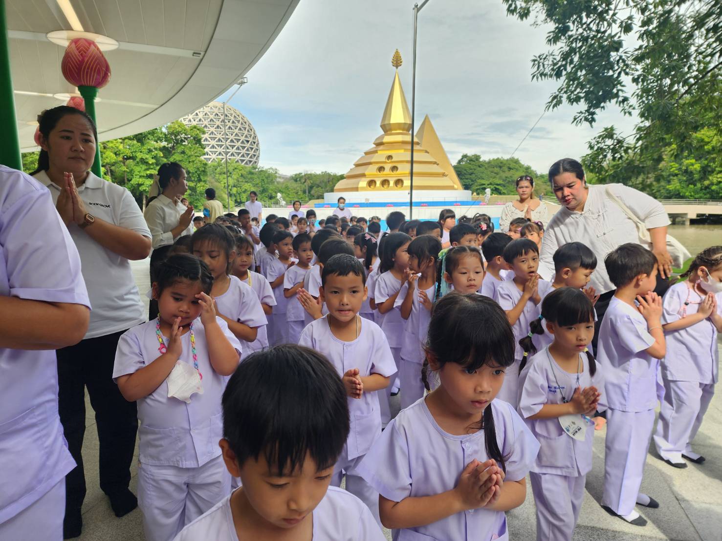 ปทุมธานี เด็กอนุบาลร่วมกับชาว อ.คลองหลวง ถวายเทียนพรรษา และร่วมทำความสะอาดอุโบสถพระไตรปิฎก