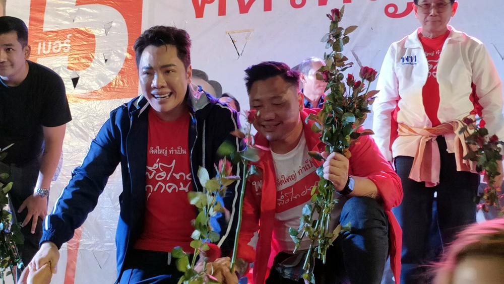 "มดดำ" ควงแขน "พ่อสุชาติ" ลุยท่าตะเกียบช่วยน้องชายหาเสียง อ้อนแลนด์สไลด์ทั้งคนทั้งพรรค 
