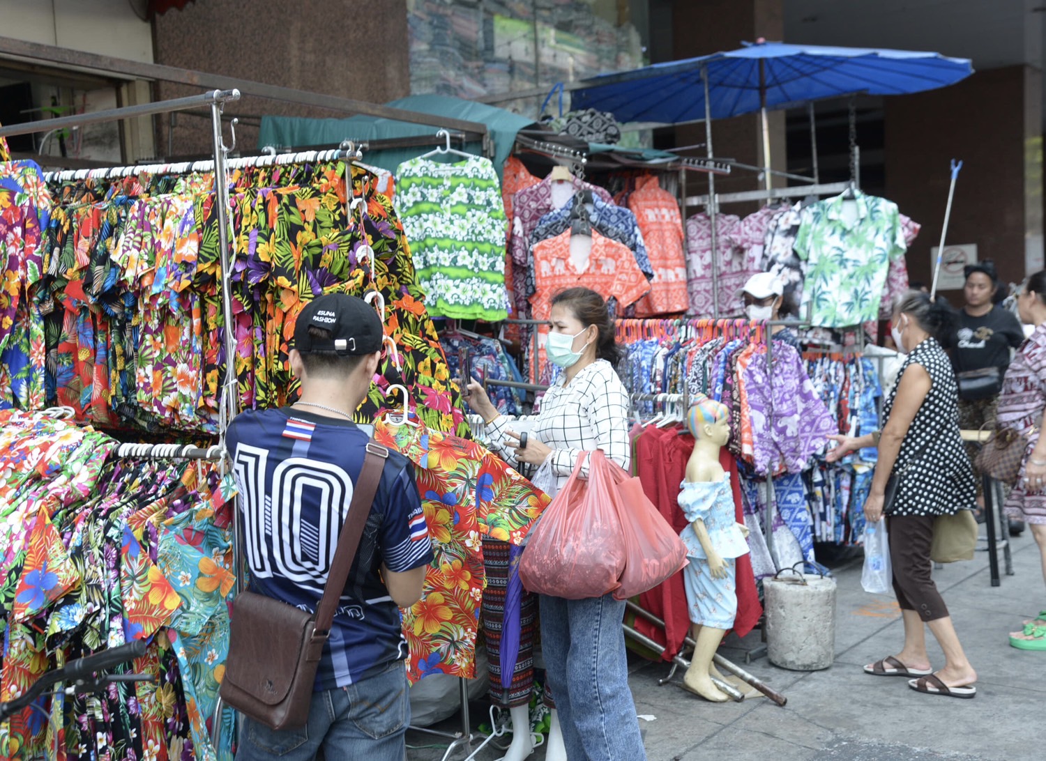 ประชาชนเดินซื้อหาเสื้อผ้าลายดอก-ลายช้างรับ"เทศกาลสงกรานต์"ทำตลาดเสื้อผ้าขาย-ส่งโบ๊เบ๊คึกคัก