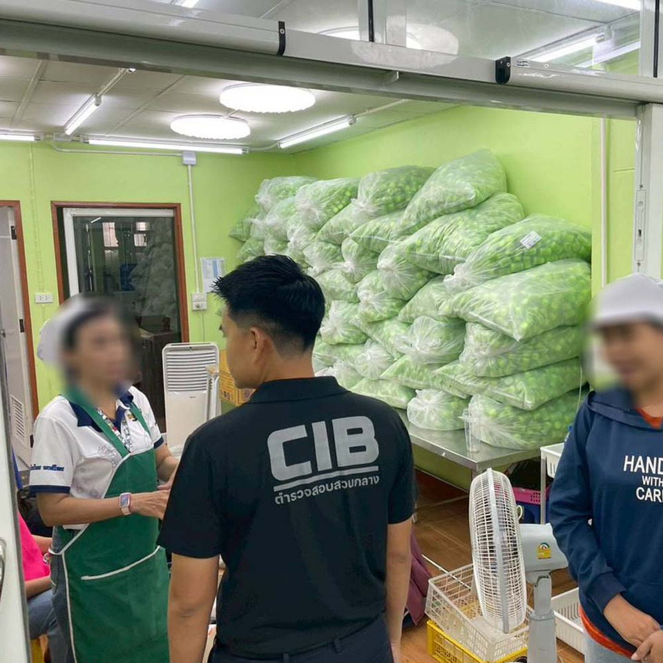 ตร.บุกทลายโรงงาน "หงส์ไทย" หลังพบเชื้อจุลินทรีย์ ปคบ. ยึดของกลาง 2.4 ล้านชิ้น มูลค่าทะลุ 100 ล้านบาท