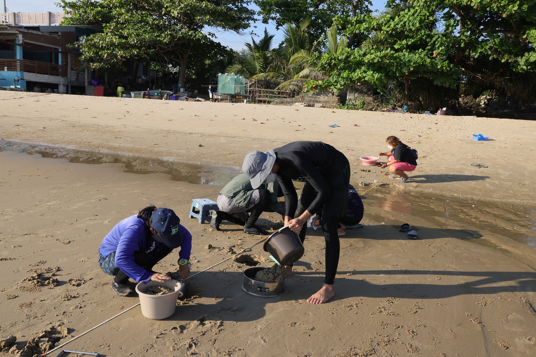 พบทาร์บอลลอยกระจายทั่วหาดแม่รำพึง เบื้องต้นเจ้าหน้าที่เก็บไปตรวจสอบแล้ว