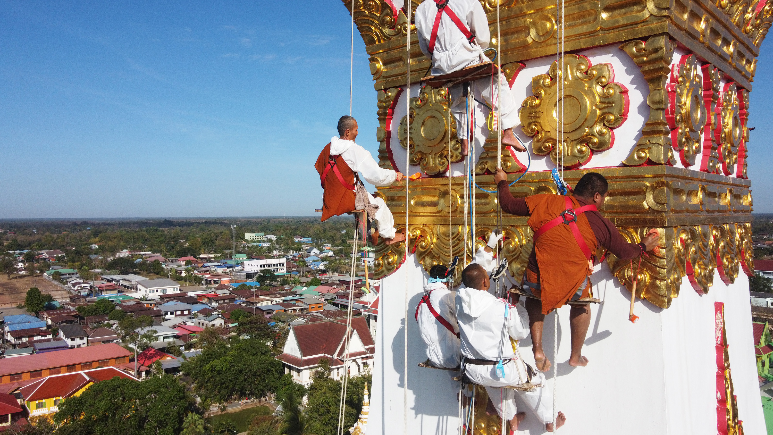พลังศรัทธาสรงน้ำล้าง'พระธาตุพนม'เตรียมพร้อมรับงานบุญประเพณีใหญ่ของอีสาน 