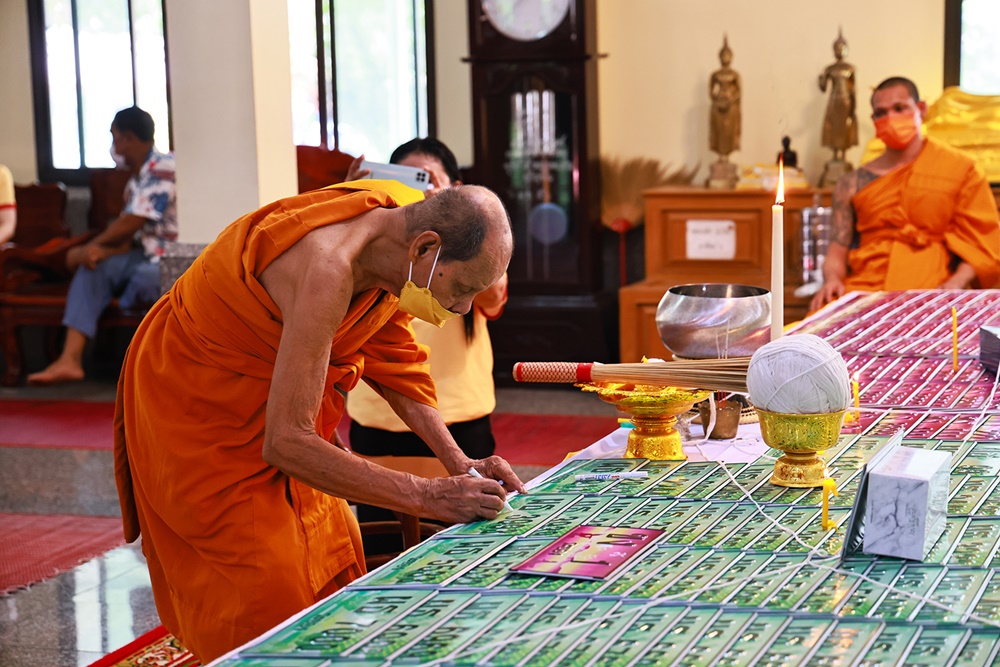 ขนส่งระยอง ทำพิธีปลุกเสกป้ายทะเบียนเลขสวย เสริมสิริมงคลแก่ผู้ที่ประมูลได้ 