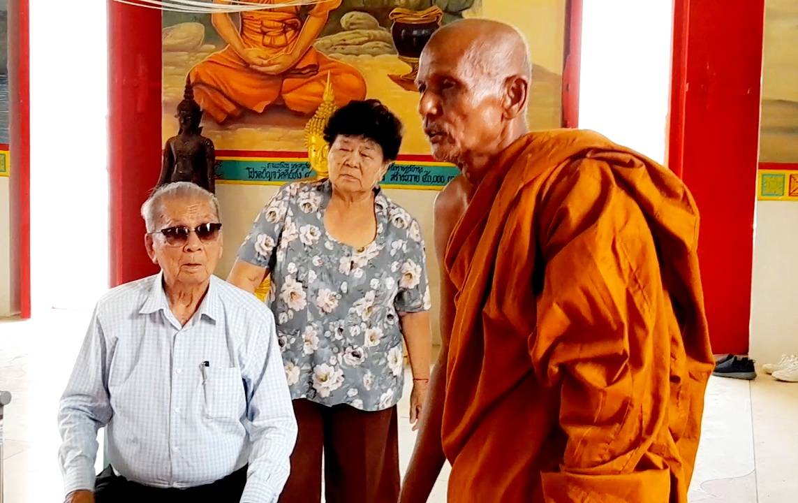 สองพ่อลูกคหบดีชื่อดังของเมืองกาญจนบุรีถวายเงินให้วัดนำไปเป็นค่าใช้จ่ายในการตกแต่งพระอุโบสถ 