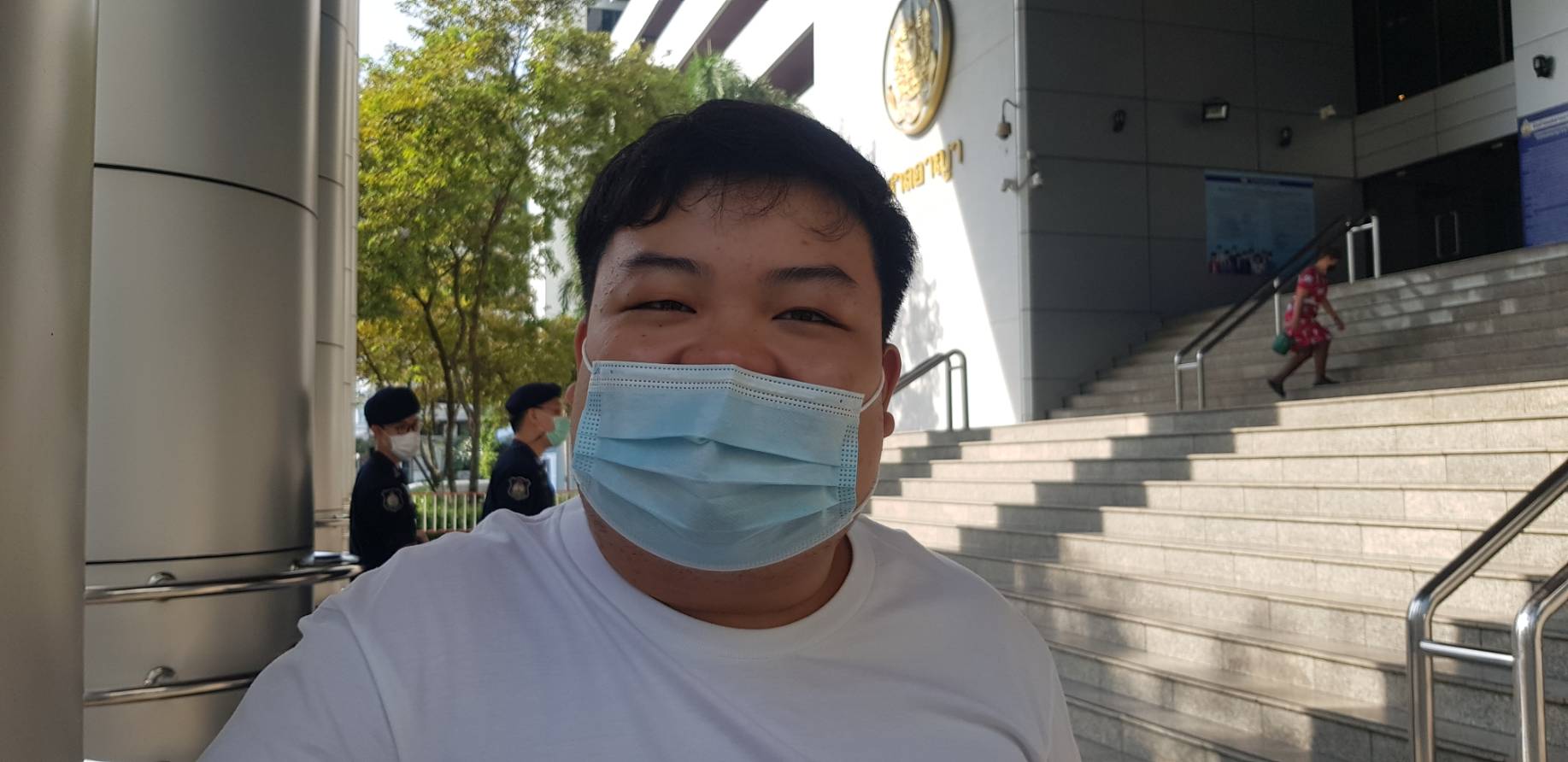 "เพนกวิน"มาศาลอาญา เพื่อติดกำไลข้อเท้า ตามคำสั่งปล่อยตัวชั่วคราว