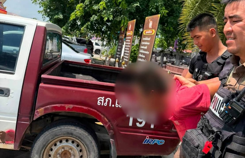 คลั่งหน้าโรงพัก! หนุ่มหนี รพ.บุกยืนด่ากราดหน้า สภ.เมืองระยอง ตำรวจเข้าชาร์จคุมตัวส่งรักษา