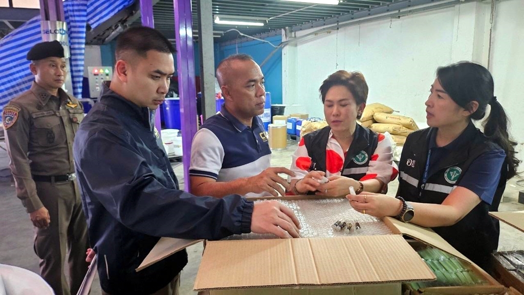 บุกทลาย รง.ผลิตเครื่องสำอางเถื่อนย่านสมุทรปราการ ยึดครีมกวน-สเปรย์ฉีดน้องชายอึด มูลค่ารวมกว่า 2 ล.