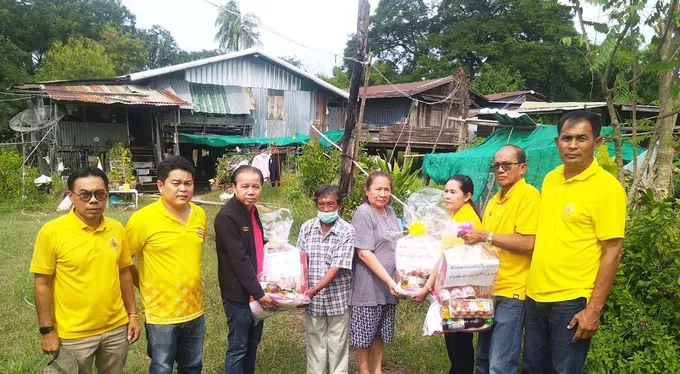 สุพรรณบุรี สว.ศรายุทธ ร่วมกับ อบต.หนองผักนาก มอบถุงยังชีพให้กลุ่มเปราะบางและผู้สูงอายุ