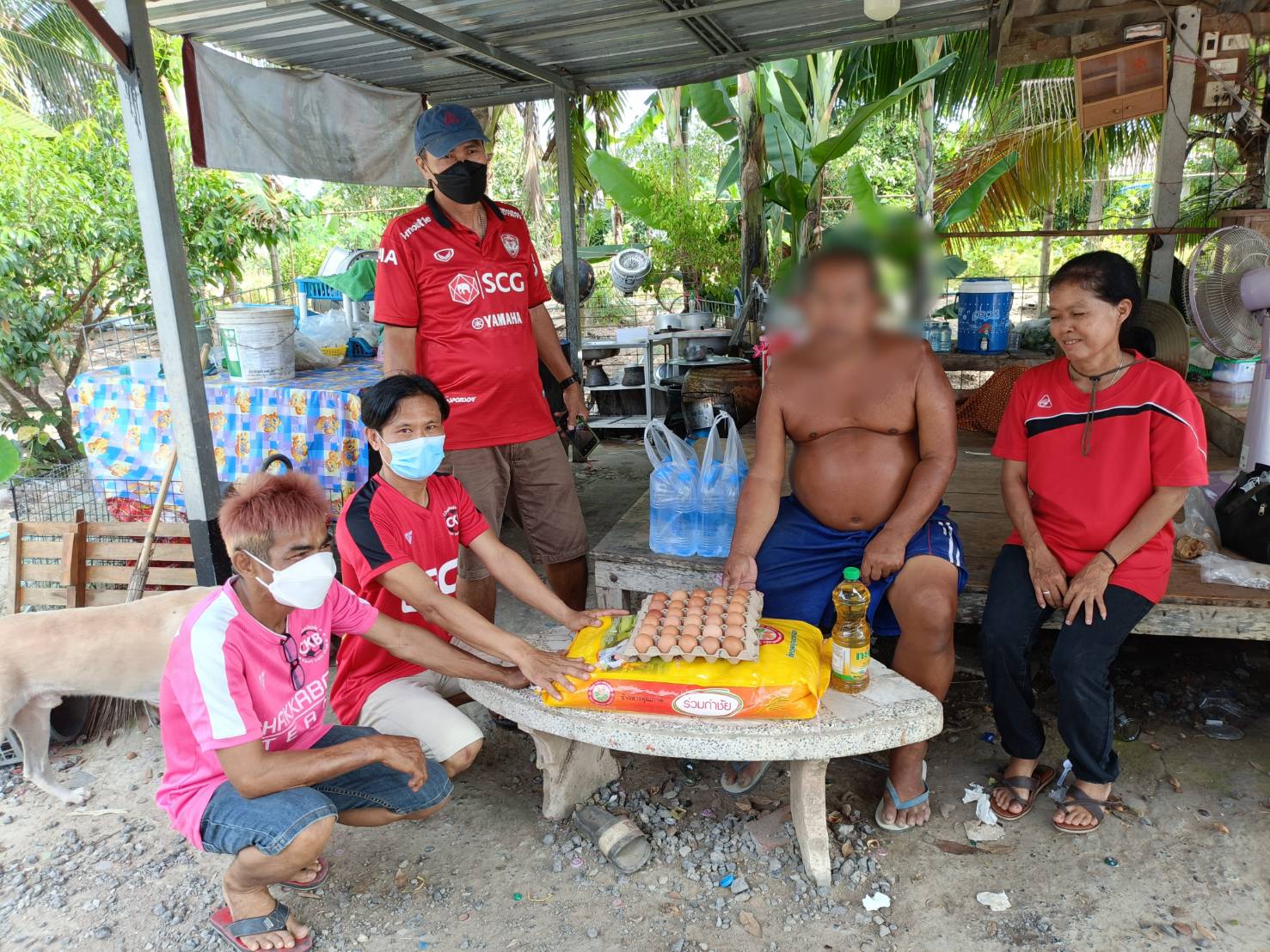 ผญบ.ชุมชนชากบกหมู่ 8 ฟิตจัดเดินสายมอบถุงยังชีพผู้ป่วยพิการในชุมชน  