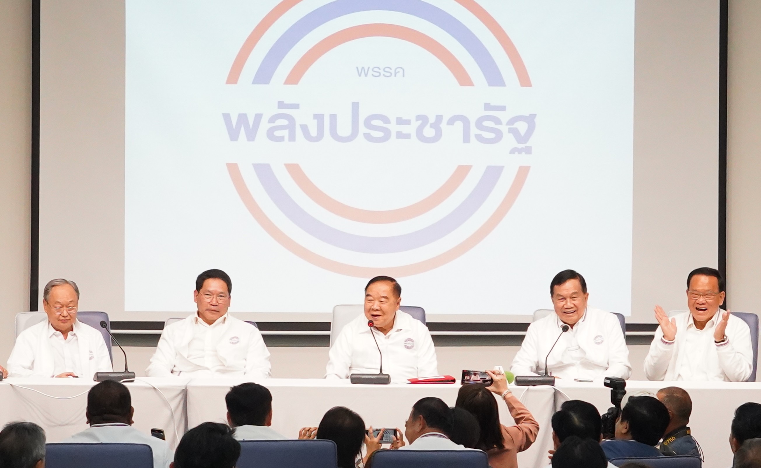 “บิ๊กป้อม”ต้อนรับ “2 กุมาร-บิ๊กน้อย” กลับรัง บอก ไม่ติดใจเรื่องเก่า “ประวิตร” เขินโดนแซวปรับลุคส์