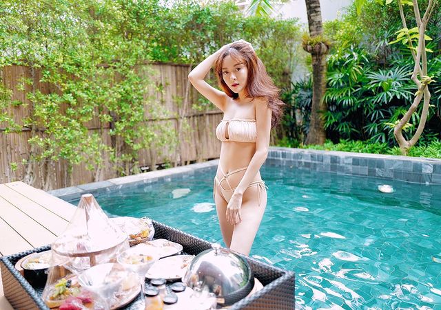 'แก้มบุ๋ม' เตรียมตัวโดนไม้เรียว อวดหุ่นสวยขาวออร่าในชุดบิกินี