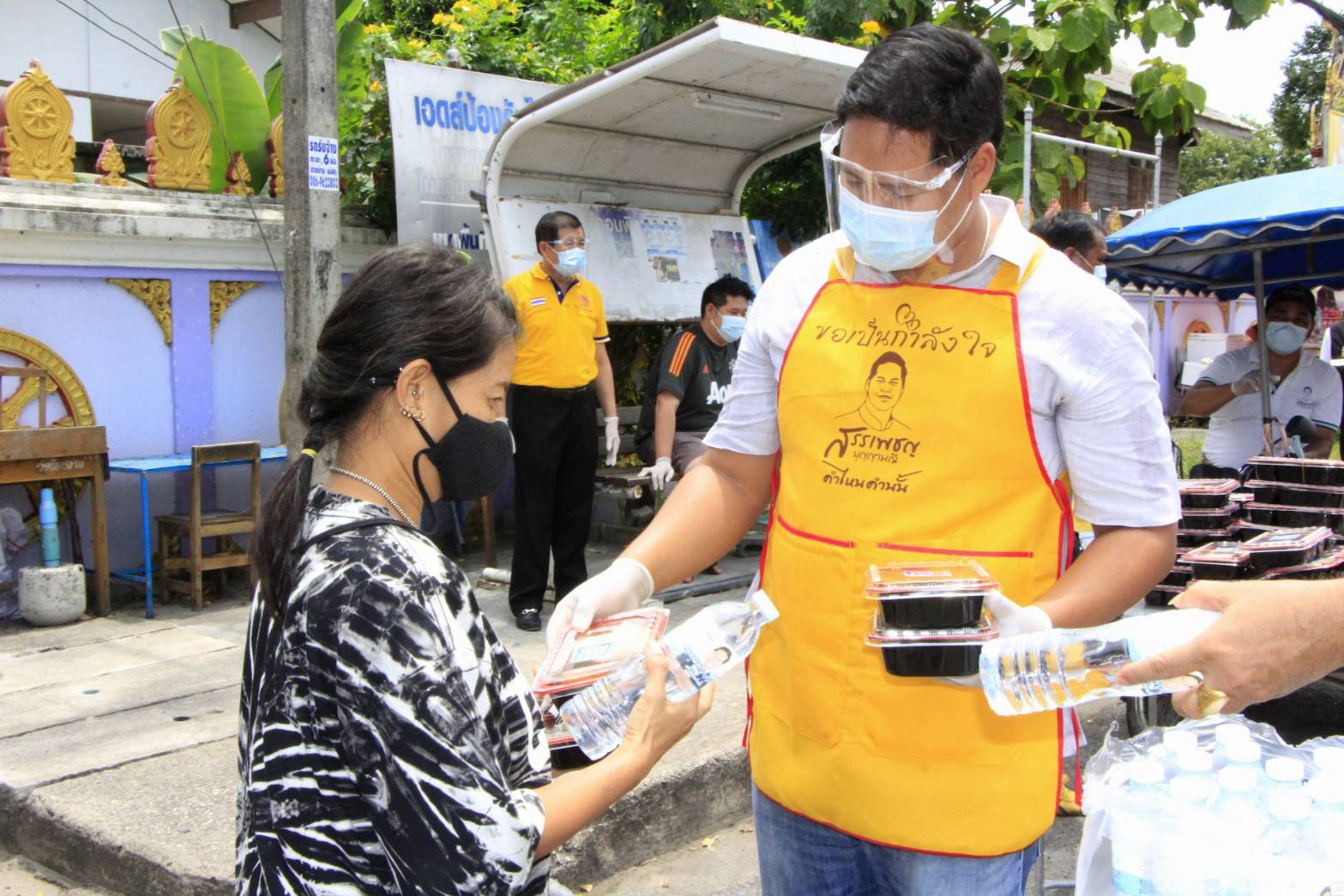 "สรรเพชญ" เปิดโรงครัวอาสา ปรุงอาหารสดแจกจ่ายประชาชน  ในพื้นที่สงขลา ได้รับผลกระทบพิษโควิด  