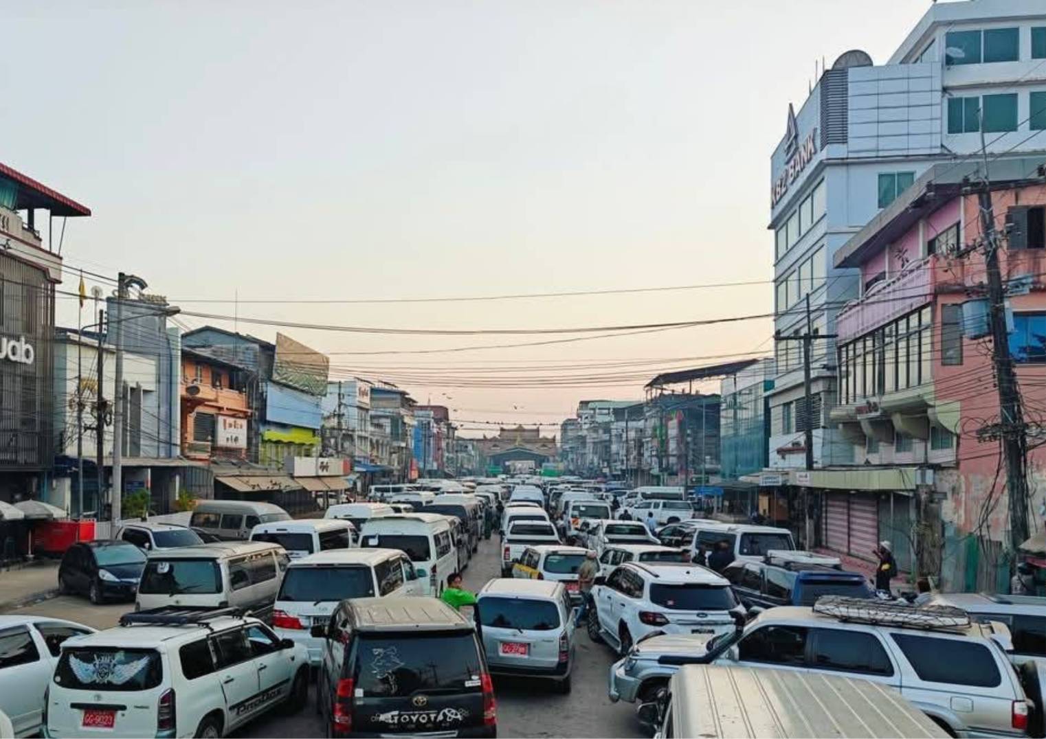 เมืองเมียวดี สหภาพเมียนมา น้ำมันขาดแคลนหนัก ชาวบ้านนำรถมาเติมฝั่งไทย ทำรถติดยาว