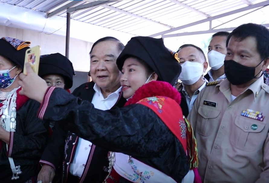 "พล.อ.ประวิตร" ลงพื้นที่ จ.น่าน เร่งช่วยเหลือผู้ได้รับผลกระทบจากพายุ “มู่หลาน”