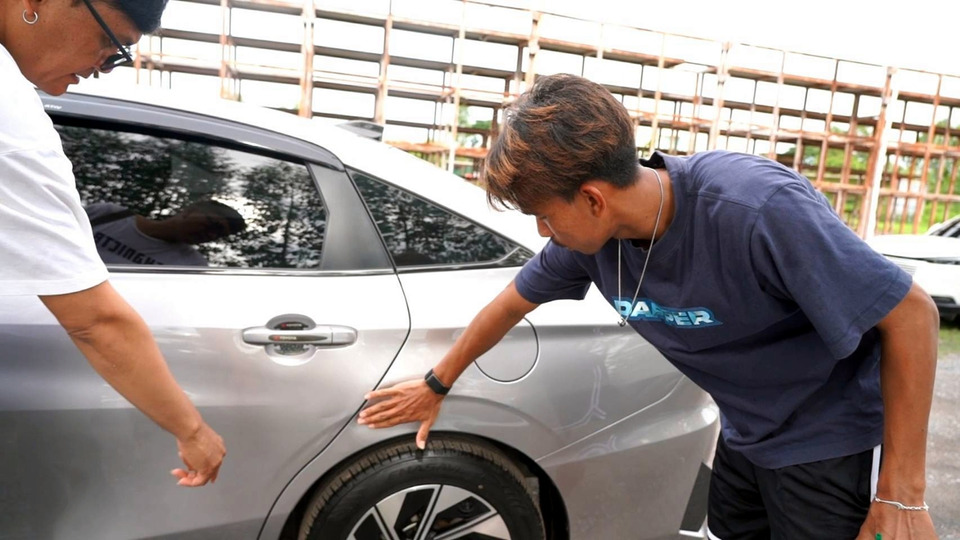ระทึก! นักบอลขอนแก่นยูไนเต็ดเจอหนุ่มคลุ้มคลั่งพุ่งให้รถชน หักหลบทันรอดหวุดหวิด