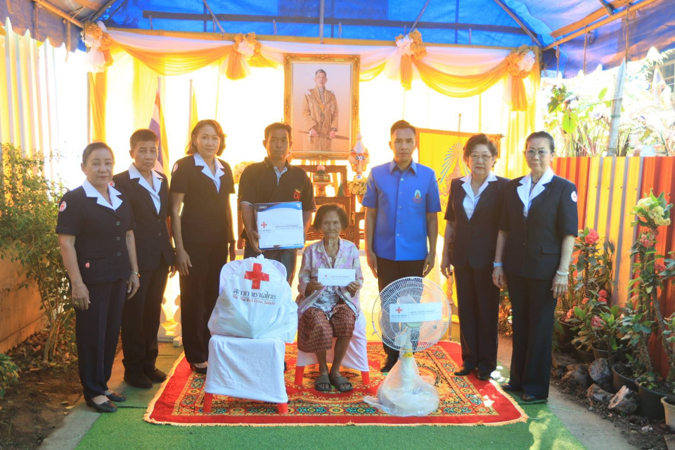 เชิญสิ่งของพระราชทานช่วยผู้ประสบอัคคีภัยบ้านหมี่ 4 ชีวิตซาบซึ้งในพระมหากรุณาธิคุณ 