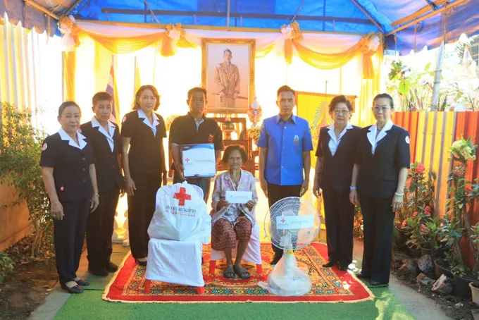 เชิญสิ่งของพระราชทานช่วยผู้ประสบอัคคีภัยบ้านหมี่ 4 ชีวิตซาบซึ้งในพระมหากรุณาธิคุณ 