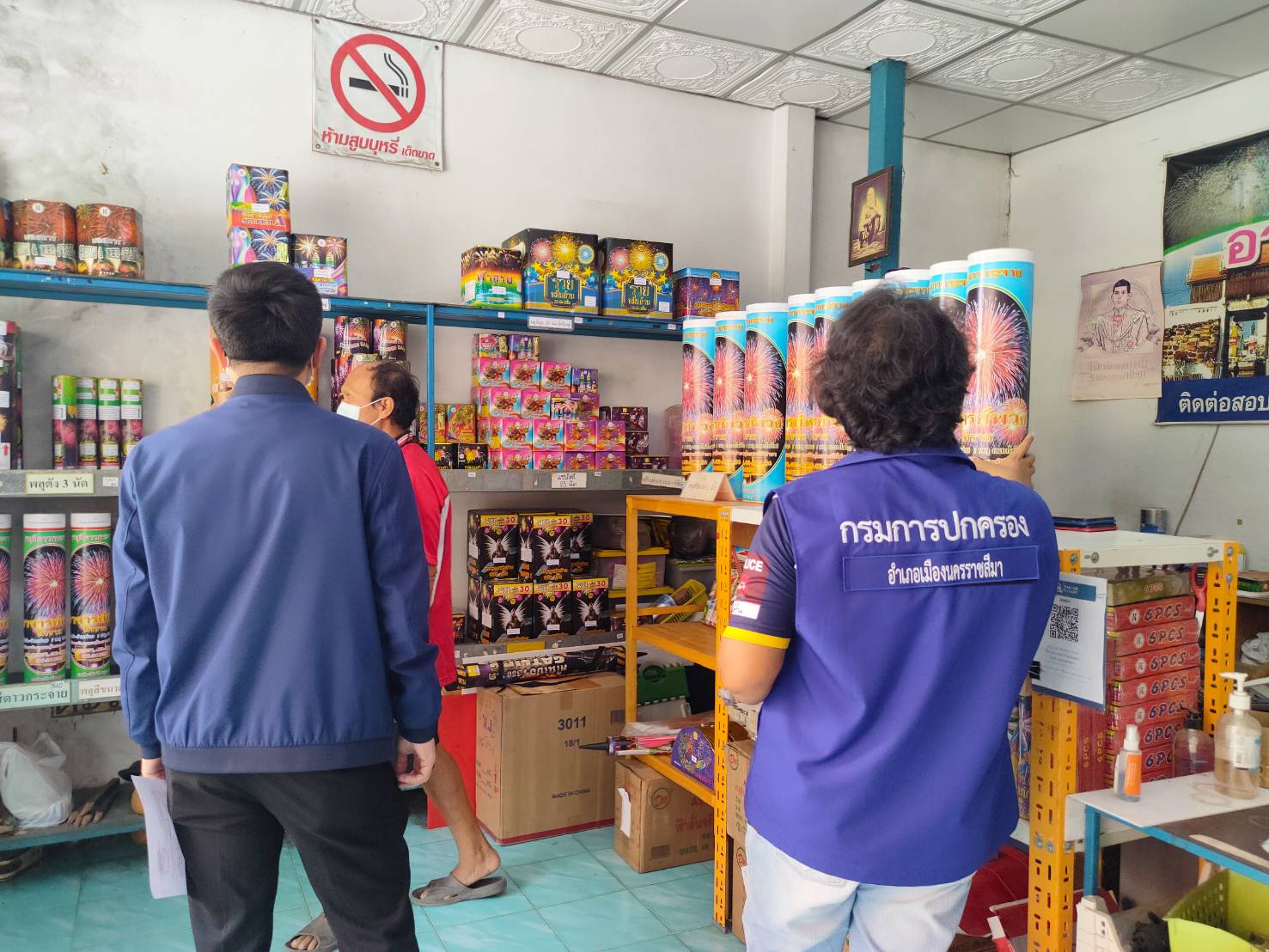 ปกครองเมืองโคราชเข้มลุยตรวจร้านขายพลุ-ดอกไม้ไฟป้องกันอุบัติเหตุ