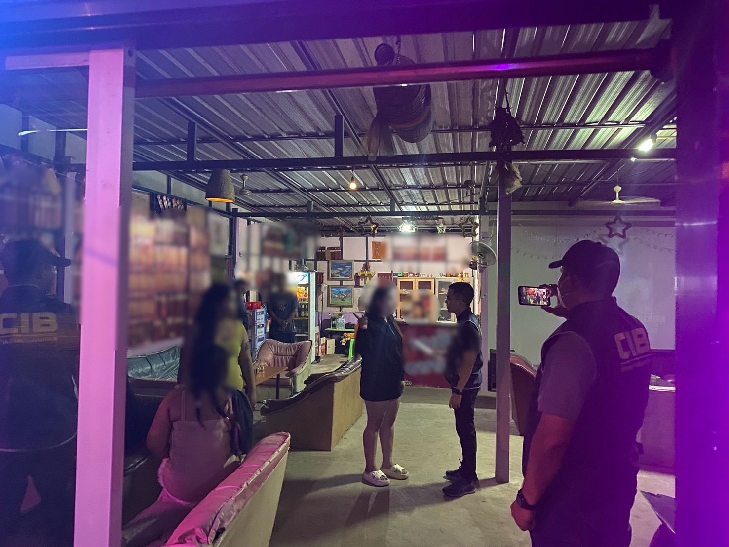 ตำรวจบุกทลายร้านคาราโอเกะ 2 ร้านกลางเมืองบุรีรัมย์แฝงค้ากามเด็กเพียบ