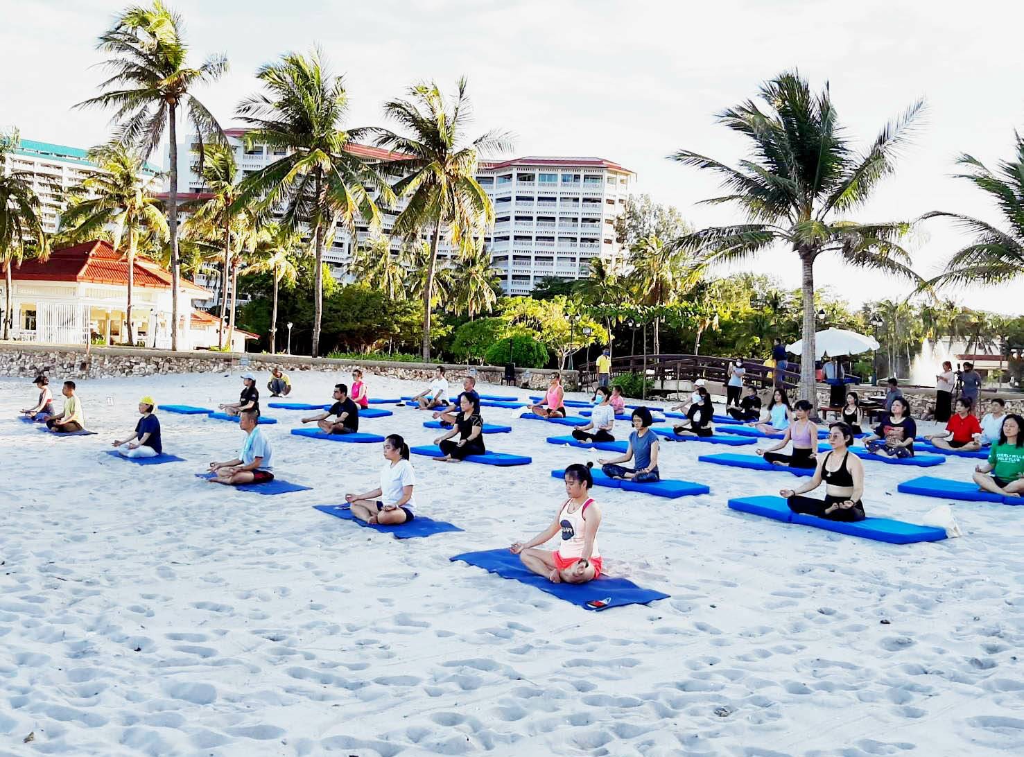 ดุสิตธานี หัวหิน จัดโยคะริมหาดเสริมสุขภาพ นทท.