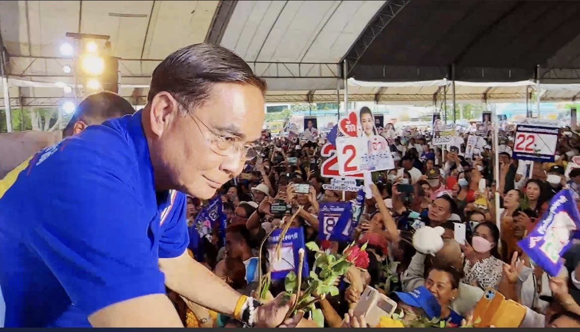 "พี่ตู่" ขึ้นเวทีปราศรัยใหญ่ จ.สุราษฎร์ธานี อ้อนคนใต้เลือกผู้สมัคร 7 เขต ชาวบ้านนับหมื่น ร่วมฟัง