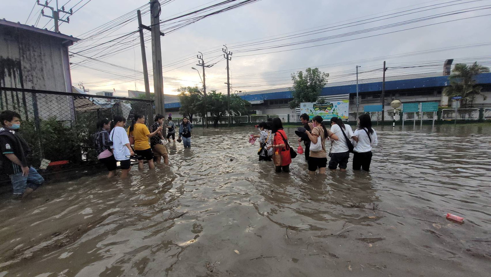 ฝนกระหน่ำจนน้ำท่วมนิคมบางปู เขตส่งออก ด้านเจ้าหน้าที่เร่งระบาย