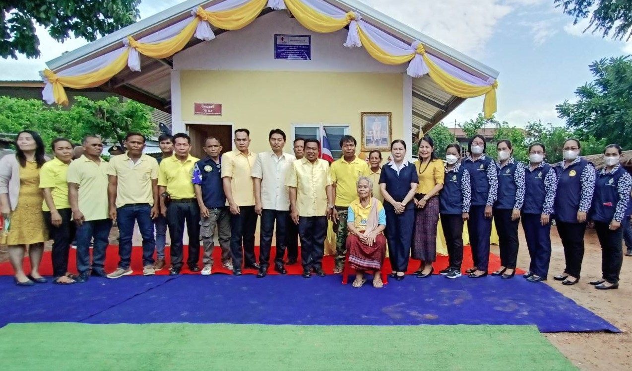 นายกเหล่ากาชาด จังหวัดอุดรธานี มอบบ้านตามโครงการก่อสร้างซ่อมแซมบ้านกาชาดให้แก่ผู้ยากไร้ และผู้ด้อยโอกาส เฉลิมพระเกียรติ 
