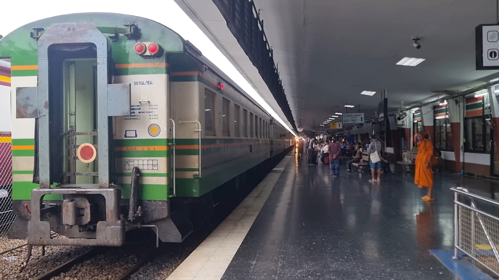 น้ำท่วมภาคใต้ทำรถไฟในพื้นที่ 3 จังหวัดชายแดนเป็นอัมพาต เปิดเดินรถแค่สถานีรถไฟหาดใหญ่ชั่วคราว
