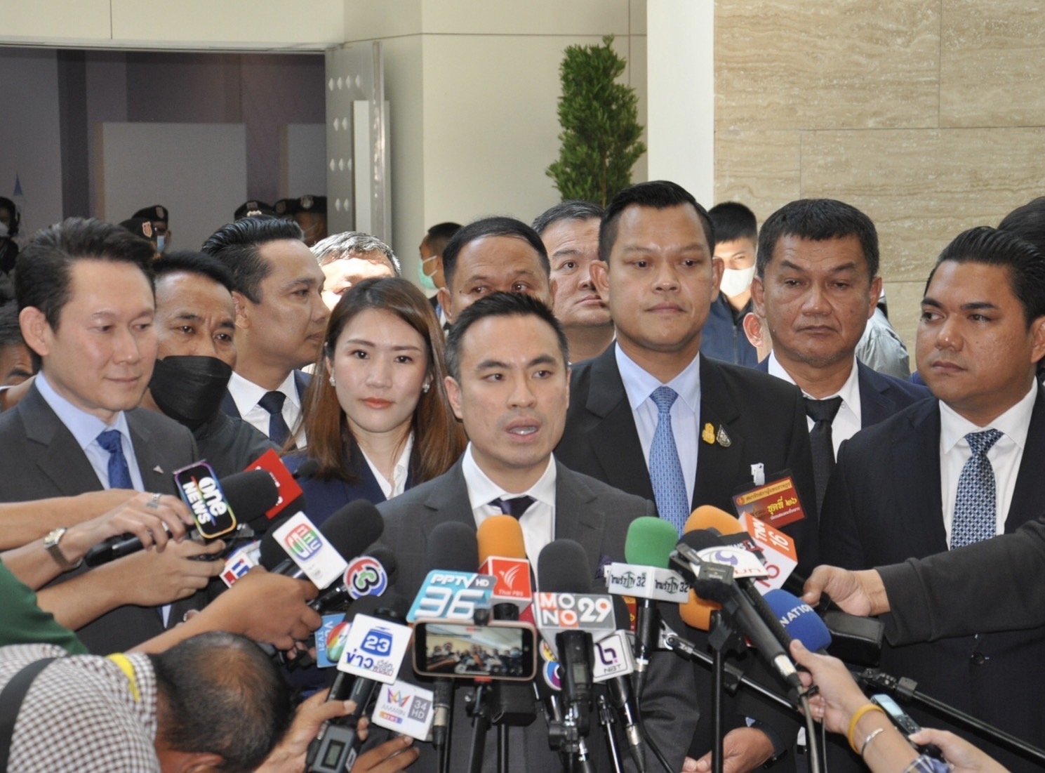 "เอกนัฏ" นำทีม ส.ส.รทสช. รายงานตัวสภาฯ โยนถาม "พีระพันธุ์" ลาออก เลขาธิการนายกฯ ก่อนหรือไม่