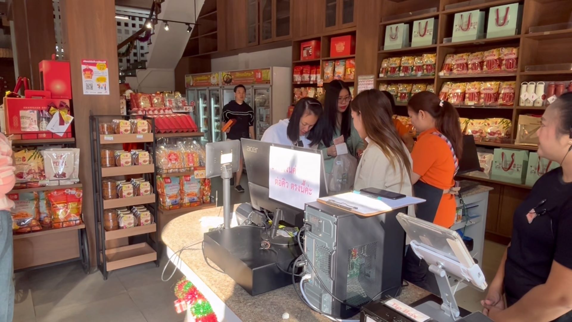 ร้านของฝากขอนแก่นขายดีจนต้องเพิ่มเป็นเท่าตัวหลังนักท่องเที่ยวแห่ซื้อฝากคนที่บ้าน 