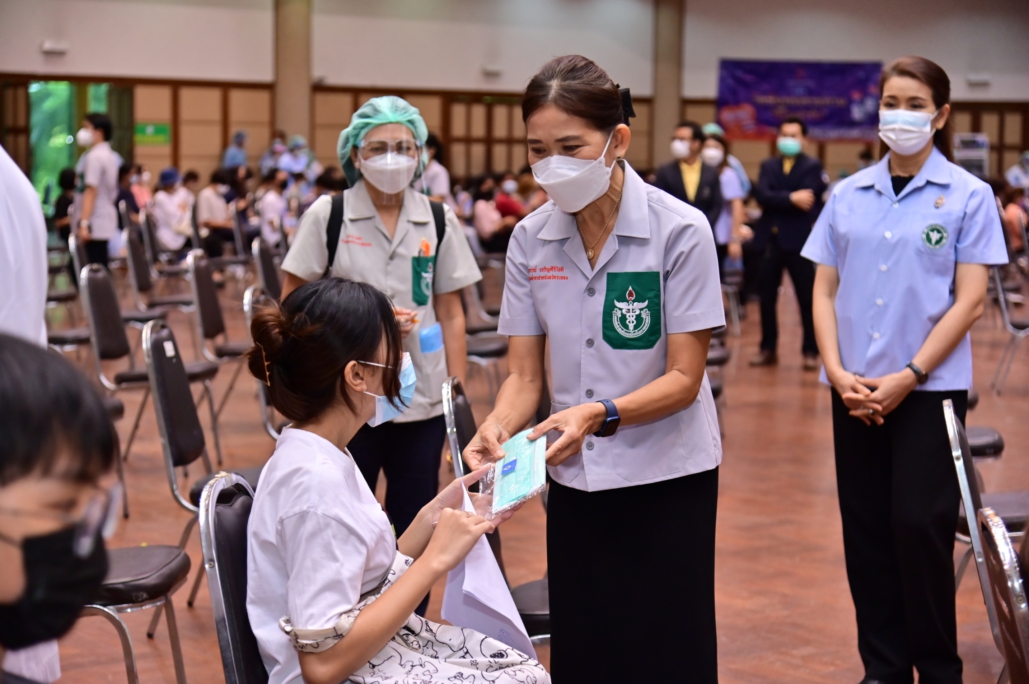 มูลนิธิแพทย์อาสาสมเด็จพระศรีนครินทราบรมราชชนนี  จัดวัคซีนพระราชทาน  นักศึกษาม.ศิลปากร วิทยาเขตพระราชวังสนามจันทร์