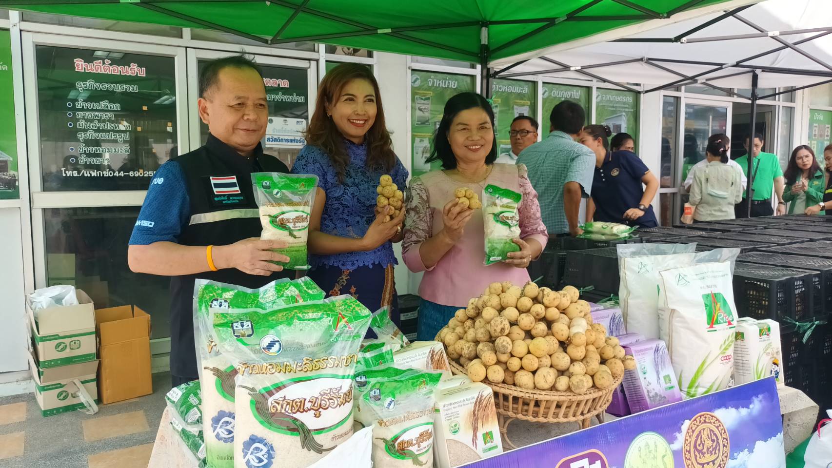 สกต.บุรีรัมย์และตรังจับมือเชื่อมโยงสินค้าแลกเปลี่ยนสินค้าเกษตรช่วยเหลือสมาชิกป้องกันผลผลิตล้นตลาด  