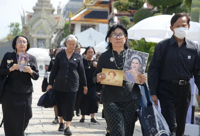 ประชาชนหลั่งไหลร่วมถวายความอาลัย เข้ากราบถวายบังคมพระบรมศพ "สมเด็จพระบรมราชชนนีพันปีหลวง"