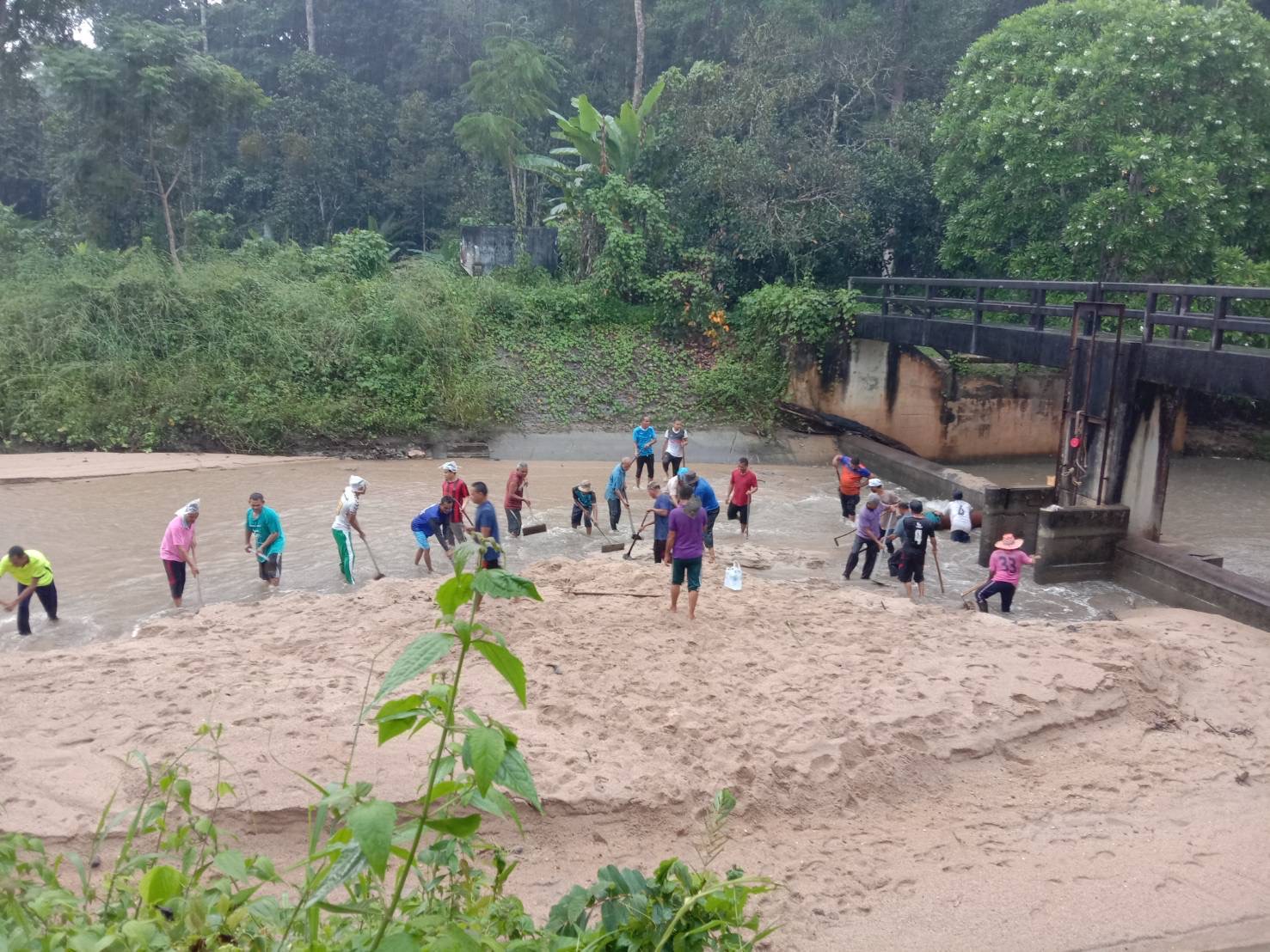 สตูล ชุมชนร่วมแรง ขุดลอกฝาย เพิ่มการระบาย ป้องกันน้ำท่วมหลังฝนตกหนัก