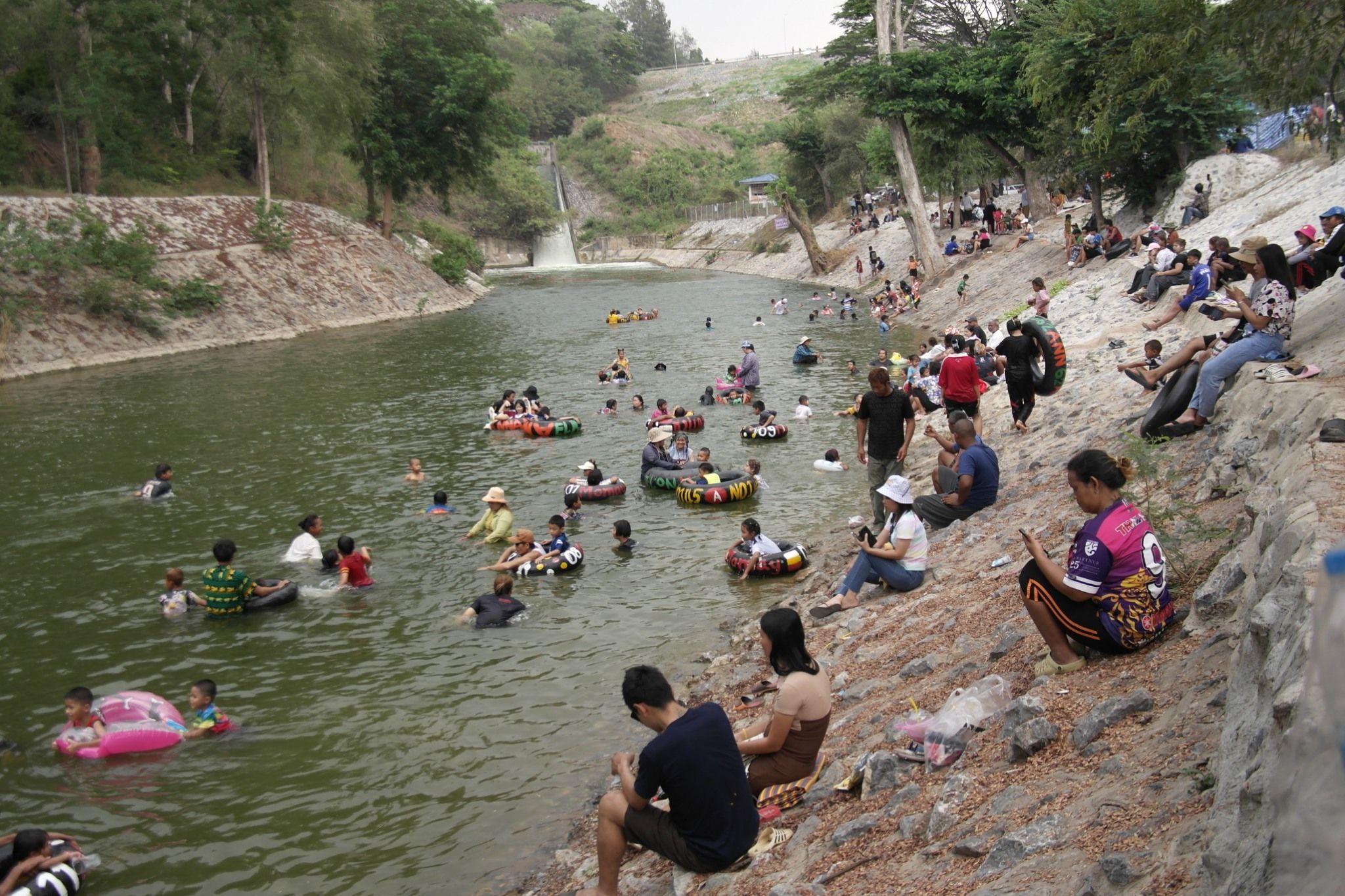 นทท.แห่เล่นน้ำสงกรานต์ท้ายเขื่อนลำตะคองรับวันครอบครัว 