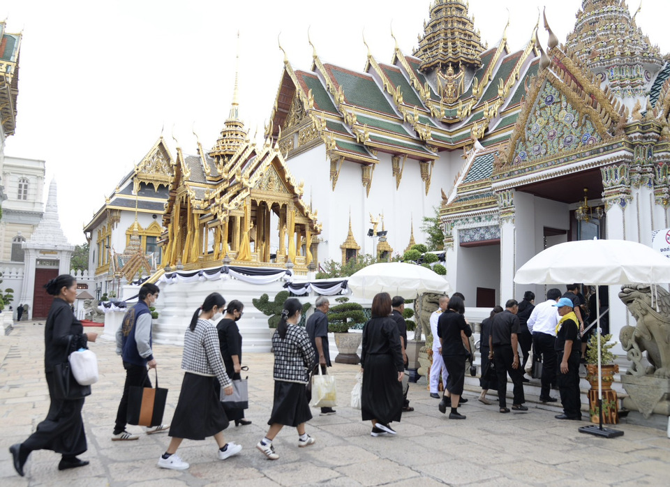 “พสกนิกร”หลั่งไหลกราบถวายบังคมพระบรมศพ “พระพันปีหลวง” ต่อเนื่อง วานนี้กว่า 9 พันคน ยอดสะสมทะลุ 2.9 แสนคน