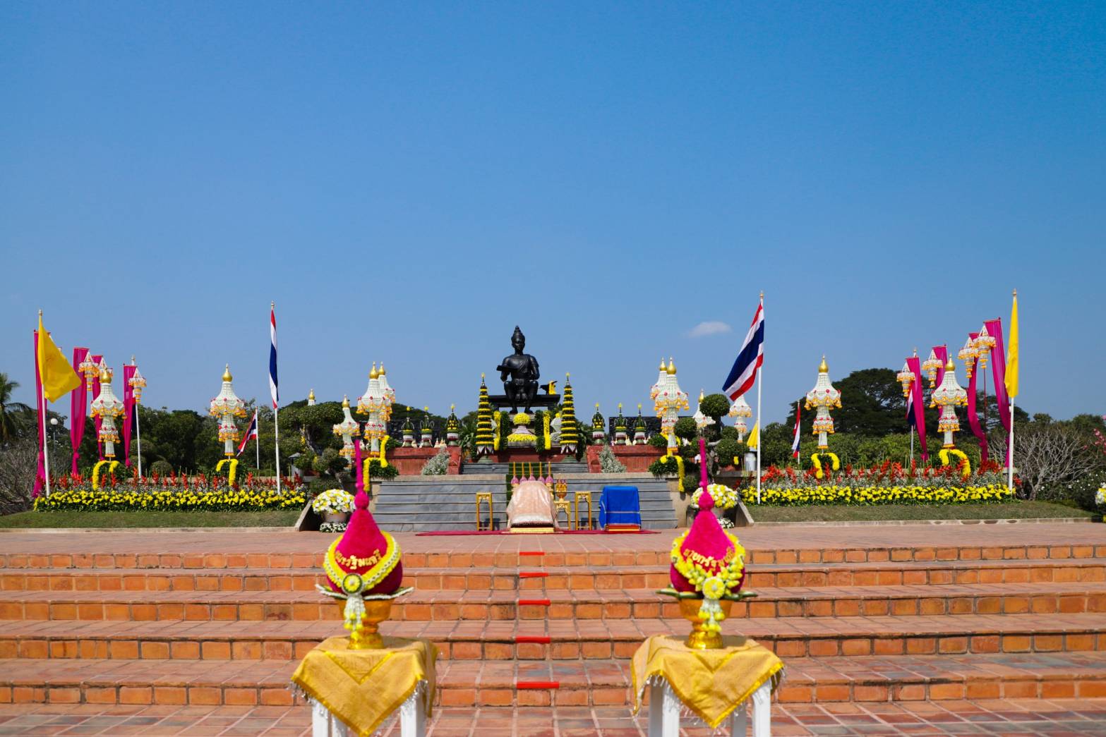 ประธานองคมนตรี เป็นผู้แทนพระองค์  ถวายราชสักการะพ่อขุนรามคำแหงฯ ที่ จ.สุโขทัย