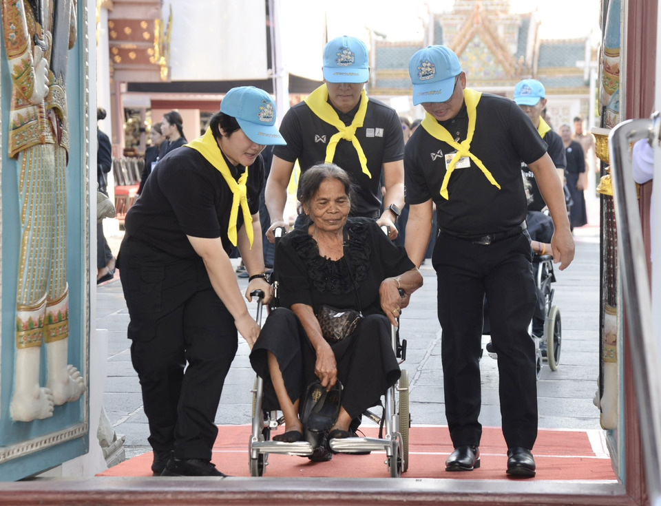“พสกนิกร”ทั่วทุกสารทิศ เดินทางเข้ากราบถวายบังคมพระบรมศพ “พระพันปีหลวง” พร้อมแจ้งงดเข้าถวายสักการะ 1 ม.ค.69