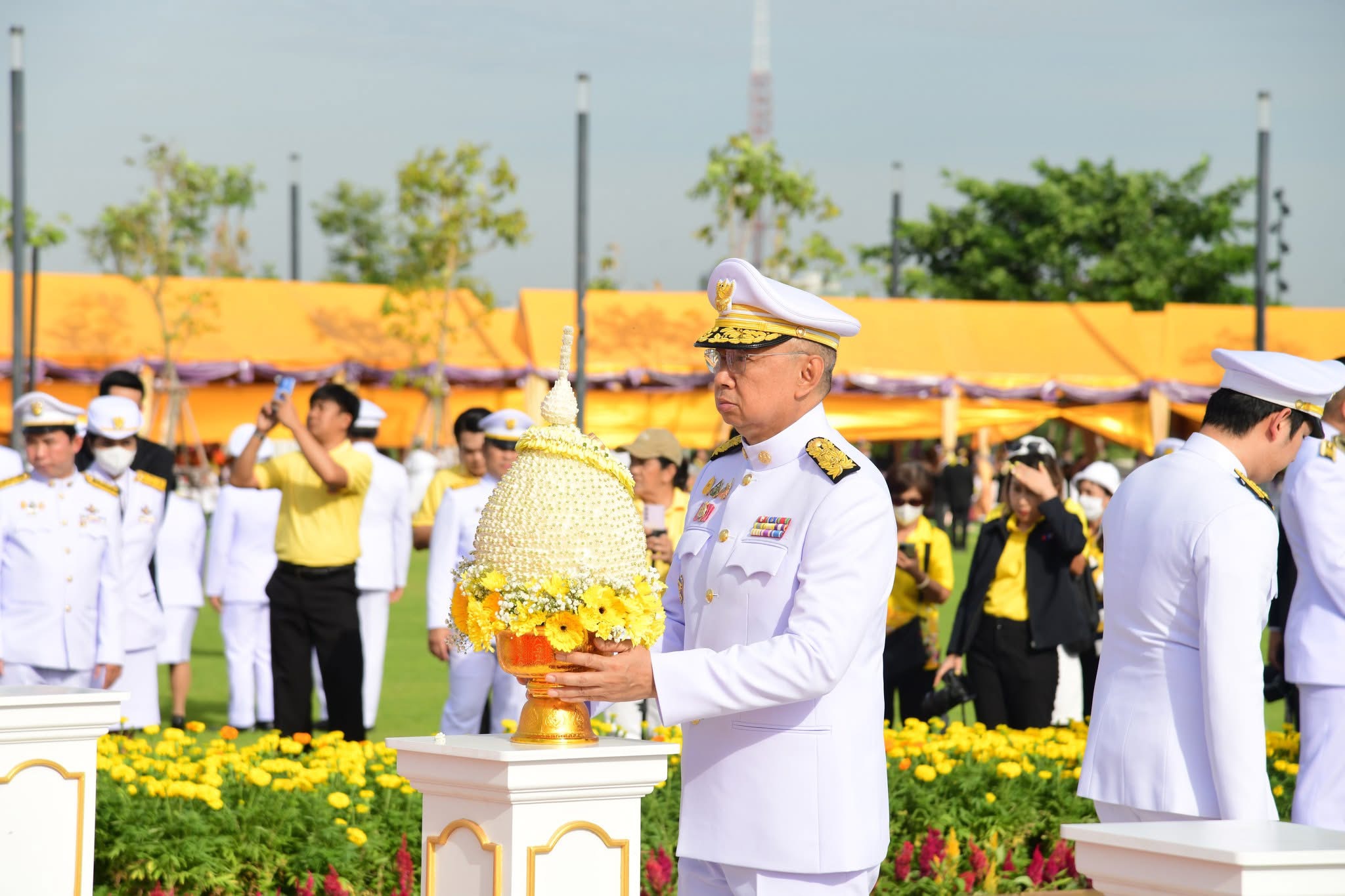 ศธ.ร่วมพิธีวางพานพุ่มดอกไม้ถวายราชสักการะ วันคล้ายวันพระบรมราชสมภพ รัชกาลที่ 9