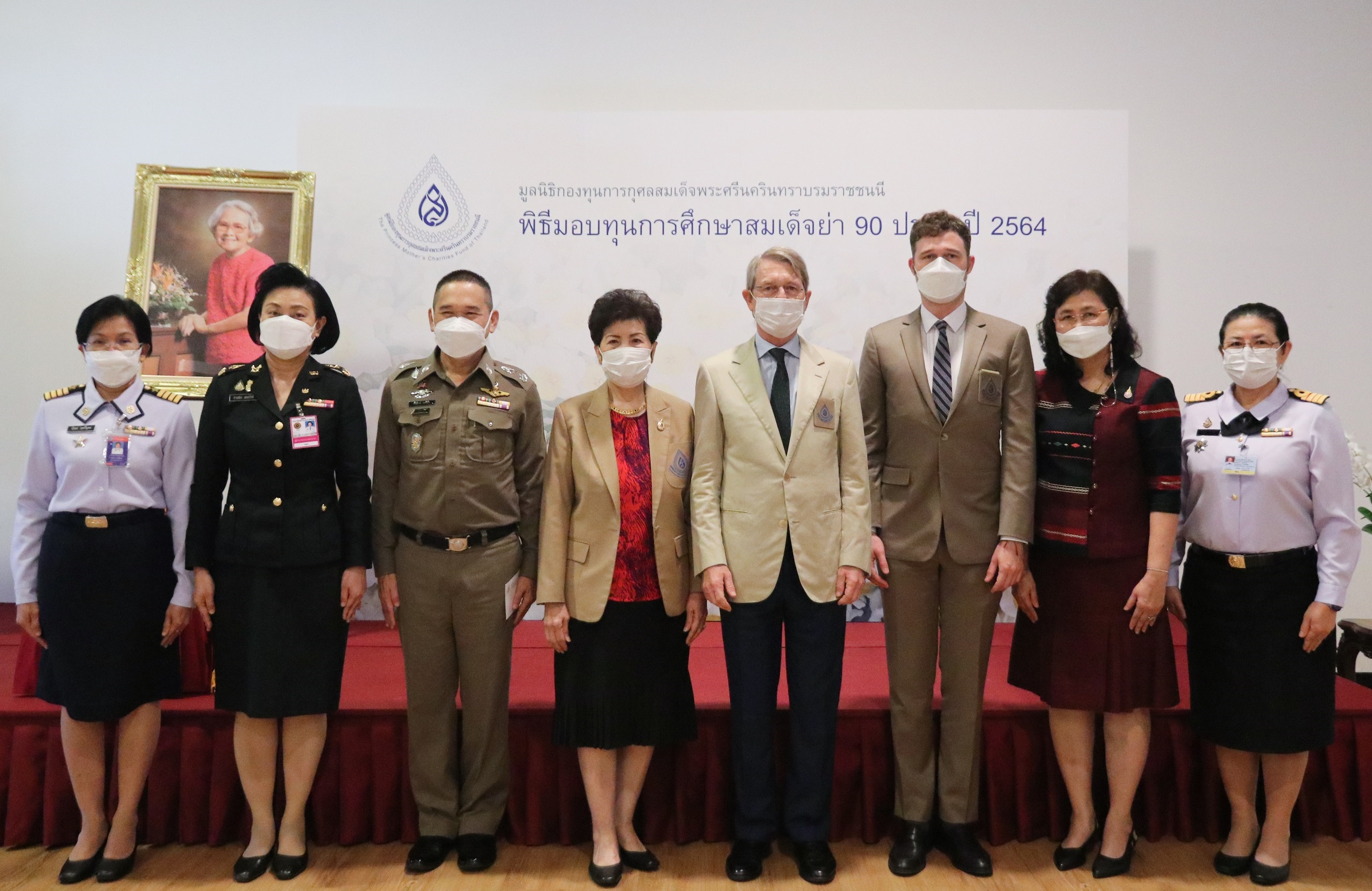 มูลนิธิกองทุนการกุศลสมเด็จพระศรีนครินทราบรมราชชนนี ร่วมกับ บี.กริม  มอบทุนการศึกษาสมเด็จย่า 90 ประจำปี 2564 ให้นักศึกษาพยาบาล 890 ทุน