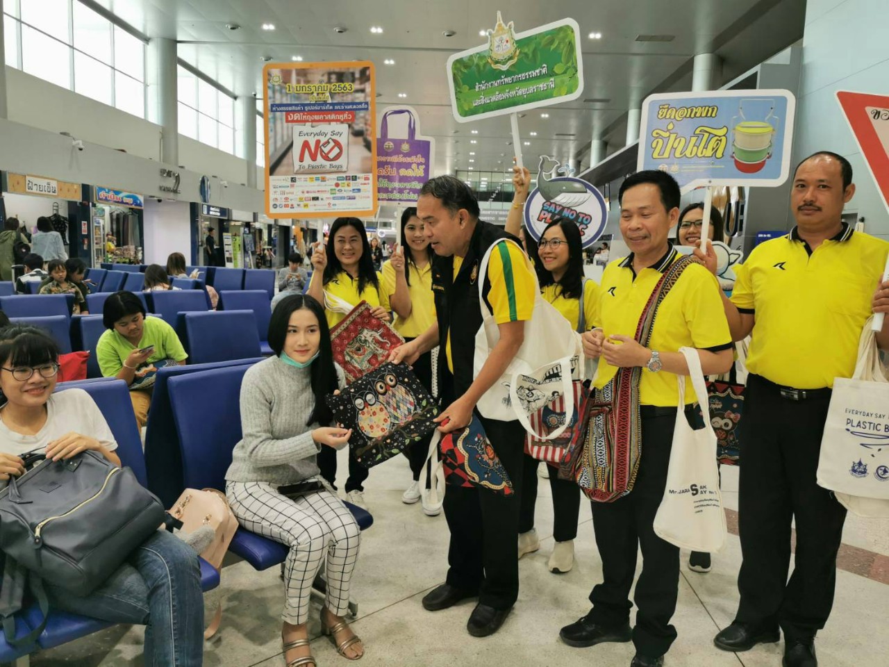 กระทรวงทรัพย์ รณรงค์แจกกระเป๋าผ้านทท.ชาวไทยและต่างชาติสนามบินอุบลฯ ลดและเลิกใช้พลาสติก