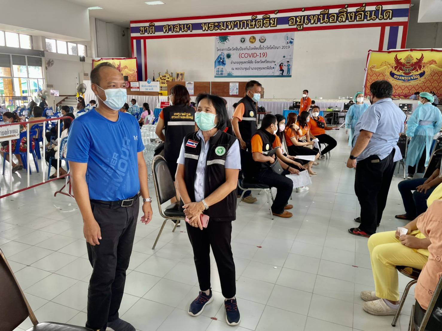นอภ.อุทุมพรพิสัย ร่วมกับ ส.ส.แนน และผู้บริหารท้องถิ่น เยี่ยมให้กำลังใจบุคลากรทางการแพทย์ และผู้เข้ารับการฉีดวัคซีน